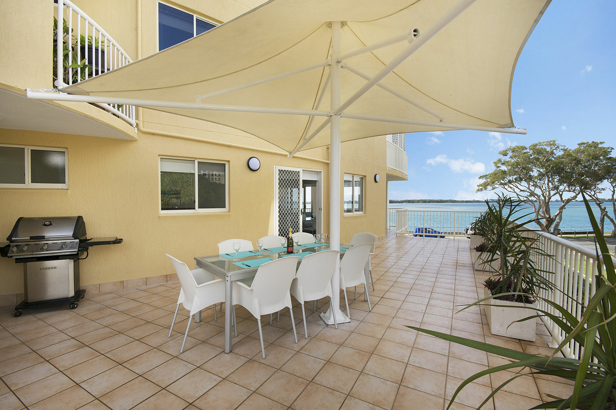 Riviere On Golden Beach Aparthotel Caloundra Exterior photo